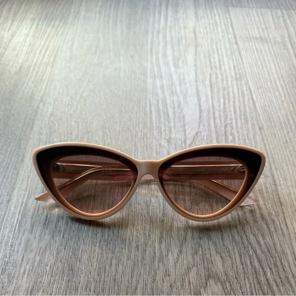 Quay Australia Cat-Eye Sunglasses cream with rose gold details - Picture 1 of 3